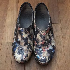 Shiny naturalizer clogs